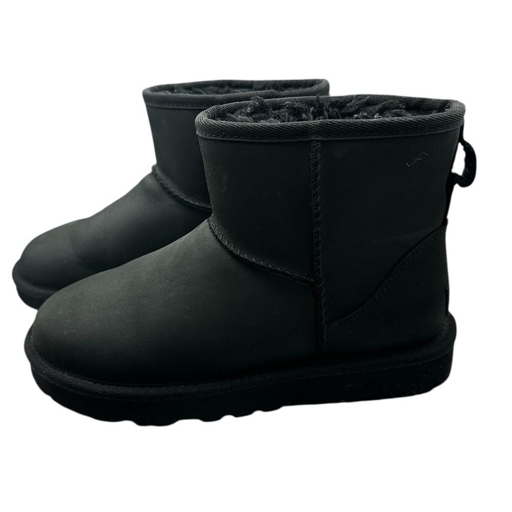 UGG Classic Mini Boots Women’s Size 5 Black Sheepskin Winter Ankle Boot